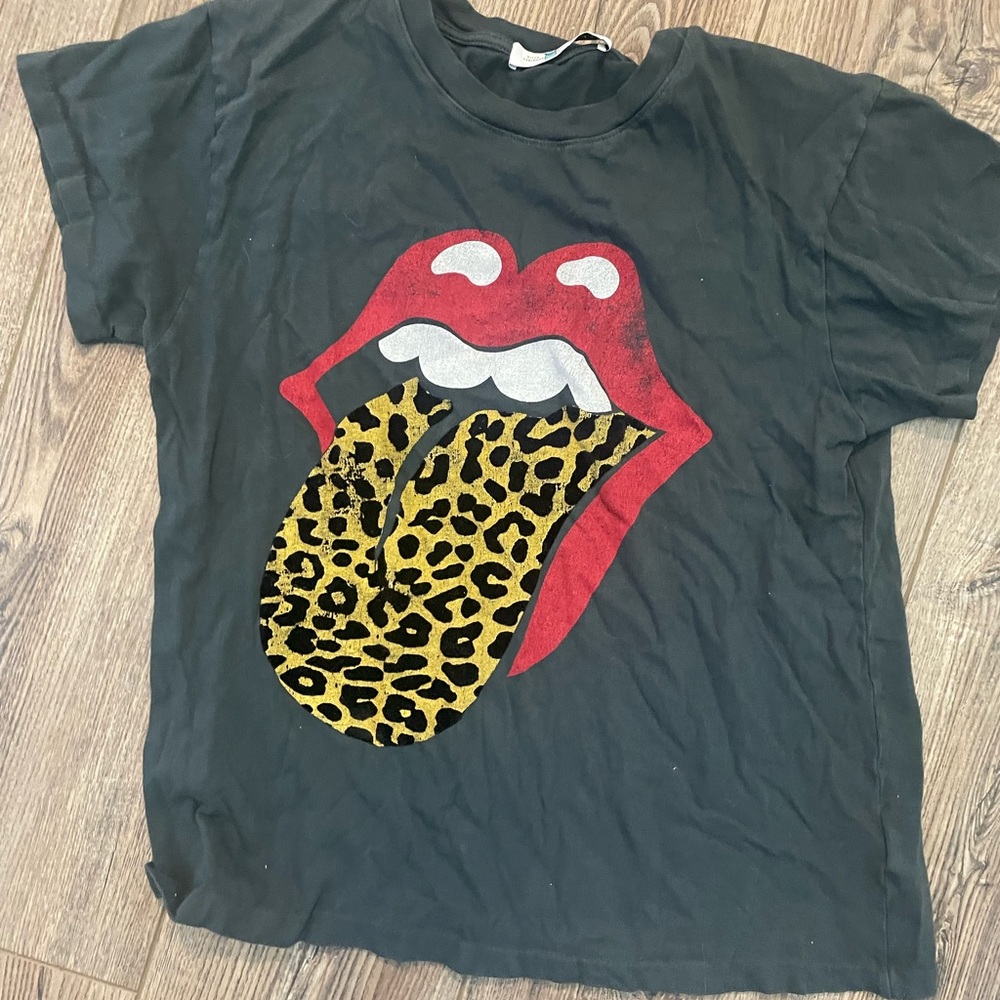 Cheetah print rolling stones t-shirt would fit size small